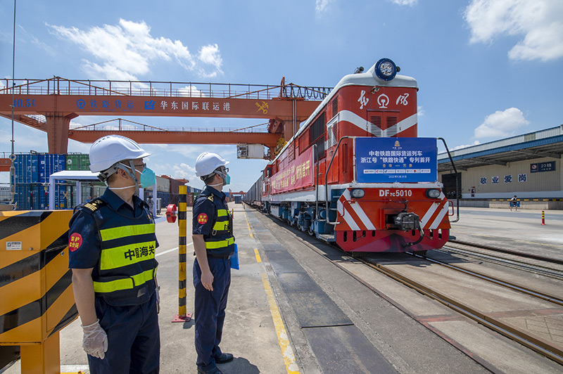 2022年6月29日，浙江金華，中老鐵路國際貨運列車浙江號“鐵路快通”首趟專列經(jīng)海關(guān)監(jiān)管后，從浙江省鐵路金華南站鳴笛啟程，經(jīng)磨憨口岸駛向老撾萬象。