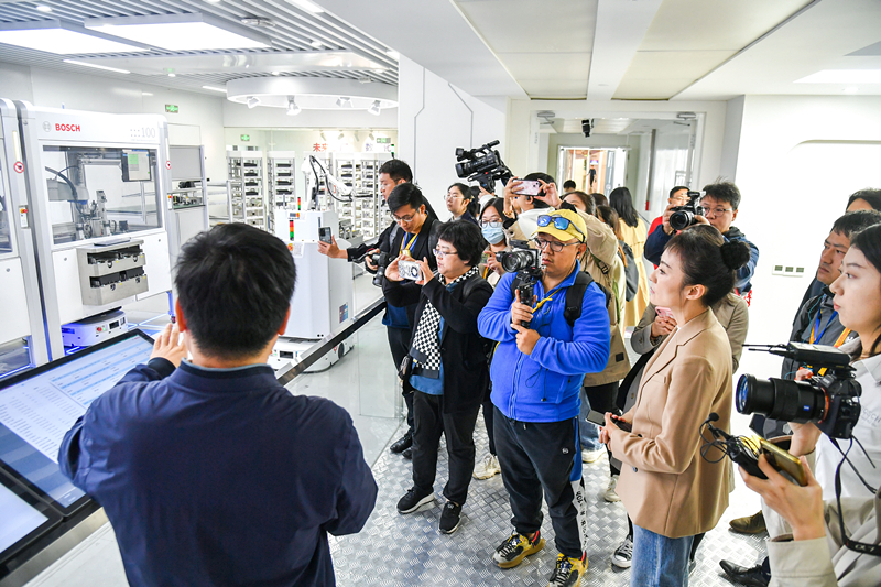2023年10月16日，第三屆“一帶一路”國(guó)際合作高峰論壇新聞中心組織中外記者采訪。記者在中德大廈內(nèi)的博世未來工廠展區(qū)參觀，了解其高質(zhì)量創(chuàng)新發(fā)展成果。