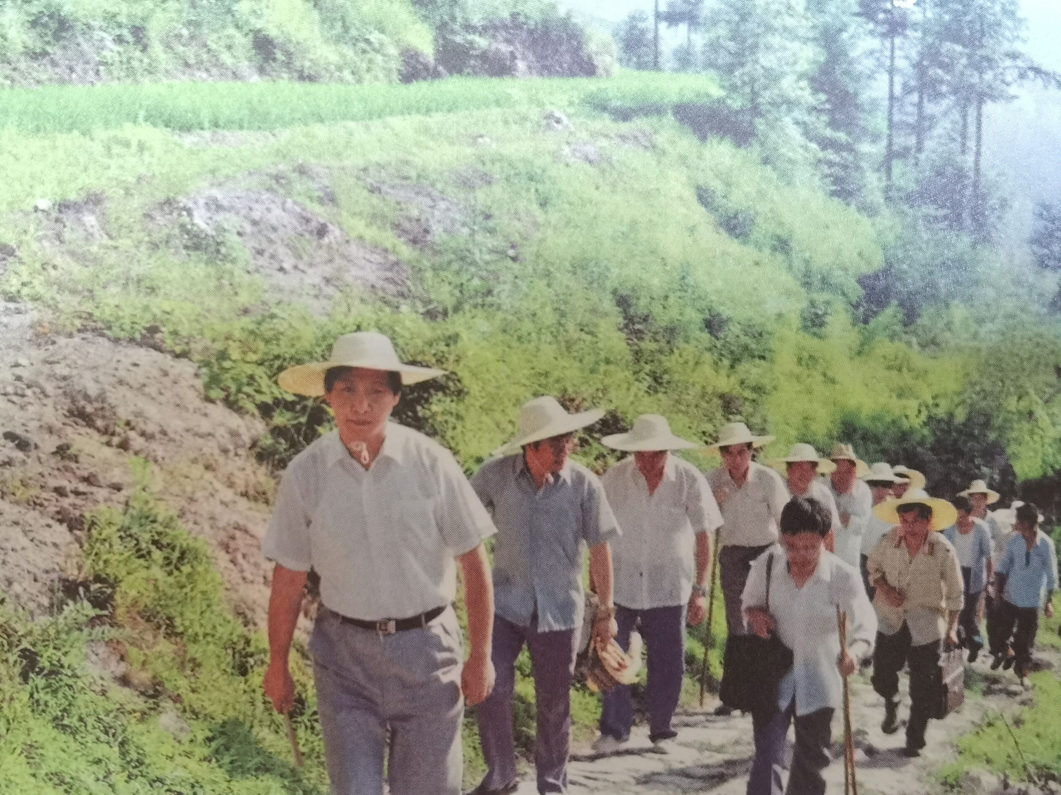 1989年7月，習(xí)近平冒著酷暑，帶頭步行到下黨鄉(xiāng)調(diào)研。