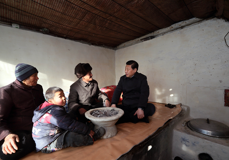 2012年12月30日，習(xí)近平在河北省阜平縣龍泉關(guān)鎮(zhèn)駱駝灣村看望唐榮斌老人一家。