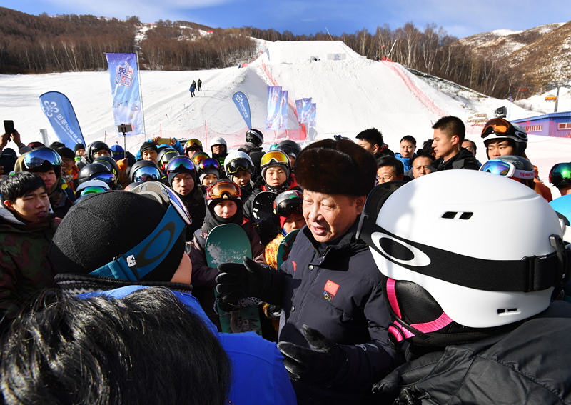 2017年1月23日，習(xí)近平總書記在云頂滑雪場(chǎng)同正在集訓(xùn)的國(guó)家滑雪隊(duì)運(yùn)動(dòng)員及滑雪愛好者親切交談。