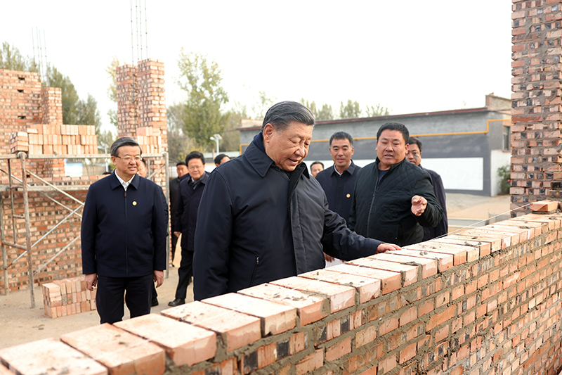 2023年11月10日，習近平總書記在河北保定涿州市刁窩鎮(zhèn)萬全莊村房屋重建施工現(xiàn)場考察。