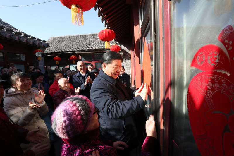 2019年2月1日上午，習(xí)近平在北京前門東區(qū)草廠四條胡同32號(hào)院，高興地拿起一幅“福”字，親自貼到門上，給這里的老街坊們拜年。新華社記者 鞠鵬 攝