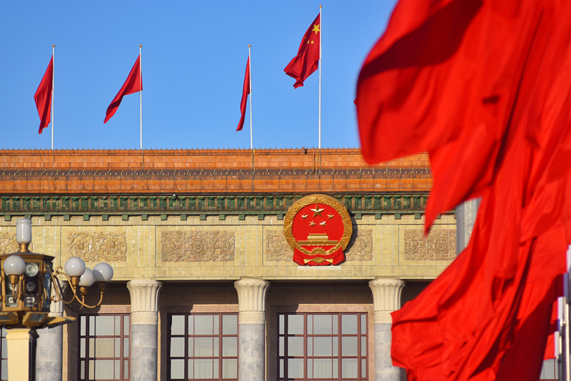 2024年3月8日，北京上空現(xiàn)“兩會藍”，人民大會堂前紅旗飄揚。