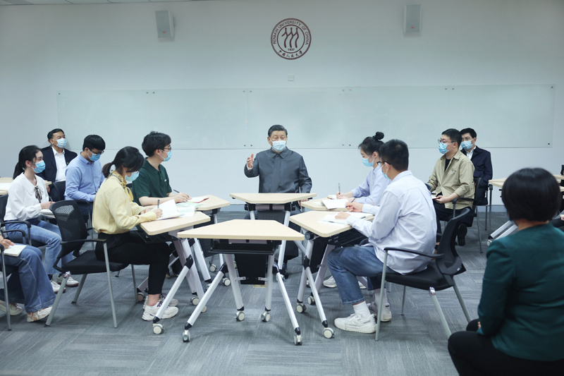 2022年4月25日，習(xí)近平總書記來到中國人民大學(xué)考察調(diào)研。這是總書記在立德樓觀摩思政課智慧教室現(xiàn)場教學(xué)并參與討論。