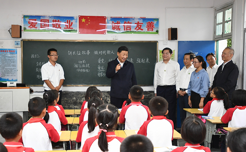 2020年9月16日，習(xí)近平總書記在湖南省郴州市汝城縣文明瑤族鄉(xiāng)第一片小學(xué)，同正在上思政課的同學(xué)們親切交流。