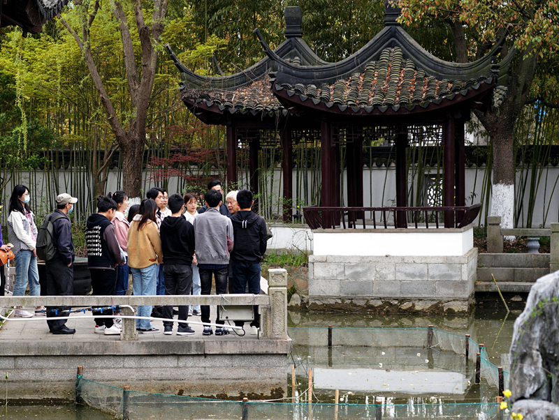 2021年3月30日，在上海交通大學(xué)南蘇園的“微型洱?！迸?，孔海南教授為學(xué)生們打造“沉浸式”思政課。