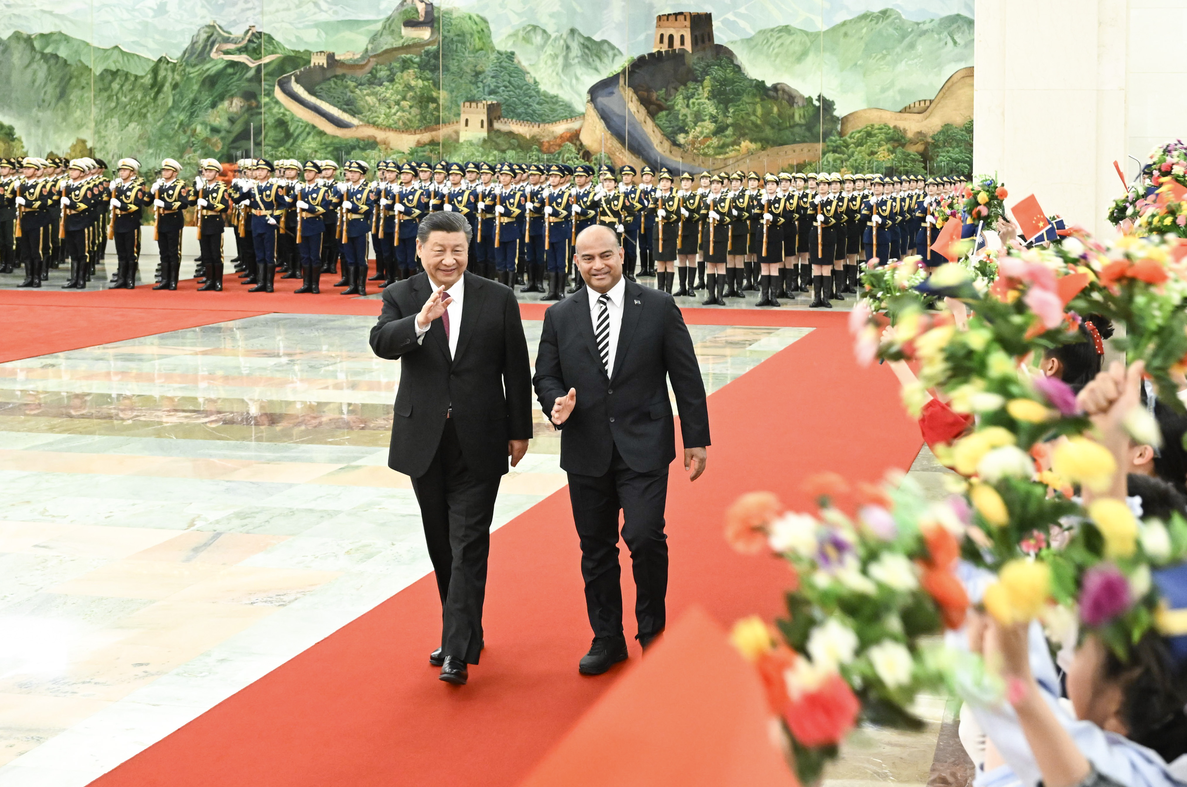 ?2024年3月25日，習(xí)近平在人民大會(huì)堂北大廳為阿迪昂舉行歡迎儀式。