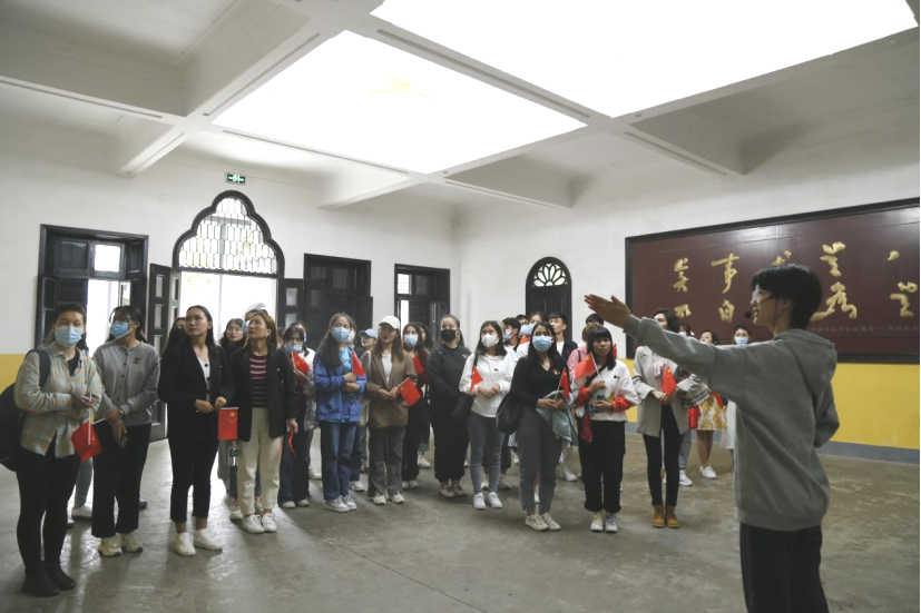 2021年5月20日，在喜迎中國(guó)共產(chǎn)黨建黨100周年之際，我校開展了少數(shù)民族學(xué)生“學(xué)黨史、感恩黨、跟黨走”紅色研學(xué)活動(dòng)。