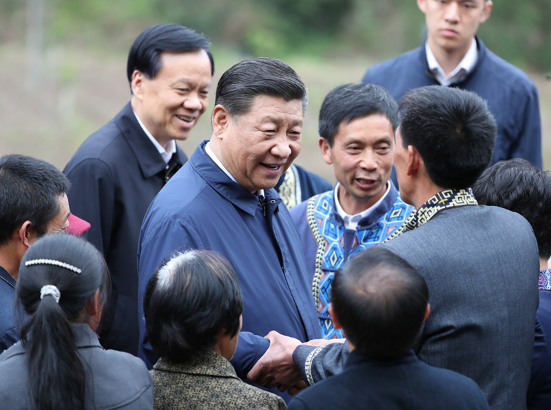 2019年4月15日至17日，中共中央總書記、國家主席、中央軍委主席習近平在重慶考察，并主持召開解決“兩不愁三保障”突出問題座談會。這是4月15日下午，習近平在石柱土家族自治縣中益鄉(xiāng)華溪村同村民親切交流。新華社記者 丁海濤 攝