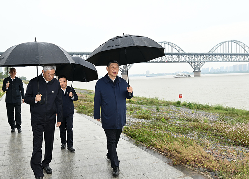 2023年10月10日至13日，中共中央總書記、國家主席、中央軍委主席習(xí)近平在江西考察。這是10日下午，習(xí)近平在長江國家文化公園九江城區(qū)段考察時(shí)，冒雨沿江堤步行察看沿岸風(fēng)貌。新華社記者 謝環(huán)馳 攝