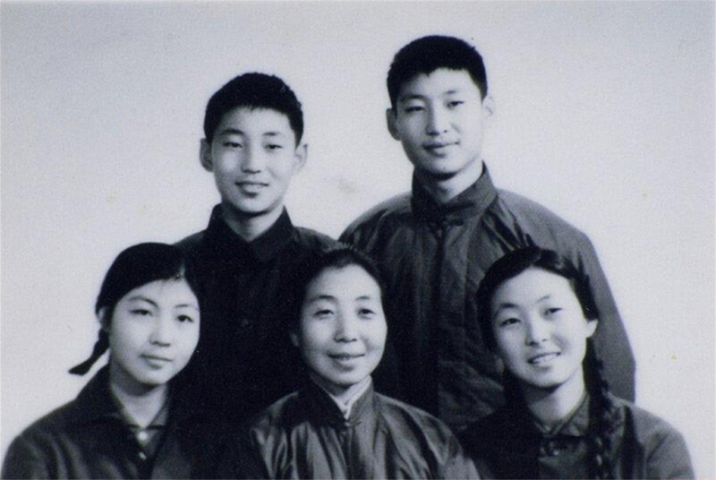 1972年冬，齊心和子女們。前排右起:齊橋橋、齊心、習(xí)安安。后排右起:習(xí)近平、習(xí)遠(yuǎn)平。