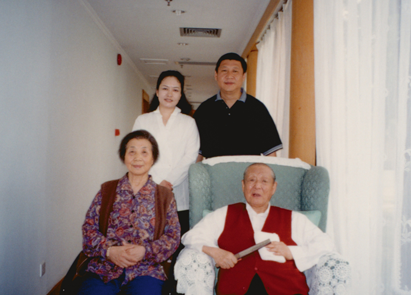 這是習(xí)近平、彭麗媛同習(xí)仲勛、齊心的合影。