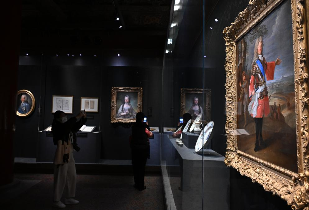 4月1日，作為中法文化旅游年的重要項目，“紫禁城與凡爾賽宮——17、18世紀的中法交往”展覽在故宮文華殿開幕。圖為觀眾當天參觀展覽。新華社記者 金良快 攝