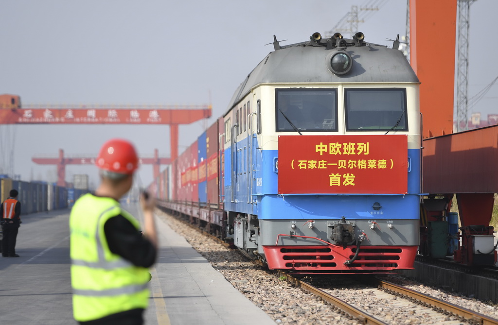 3月21日，滿載110個標(biāo)準(zhǔn)集裝箱貨物的中歐班列從石家莊國際陸港出發(fā)，駛往塞爾維亞共和國首都貝爾格萊德。新華社發(fā)（張曉峰攝）