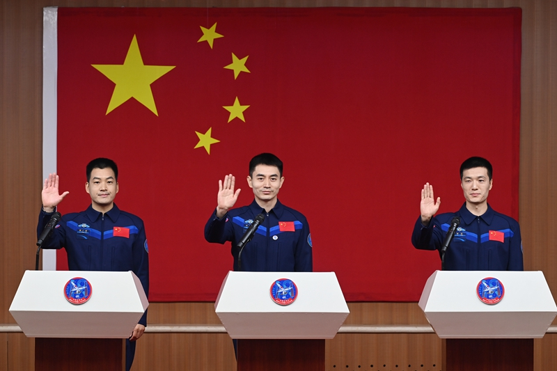 2024年月24日，神舟十八號載人飛行任務(wù)航天員葉光富（中）、李聰（右）、李廣蘇在酒泉衛(wèi)星發(fā)射中心問天閣與媒體記者集體見面。