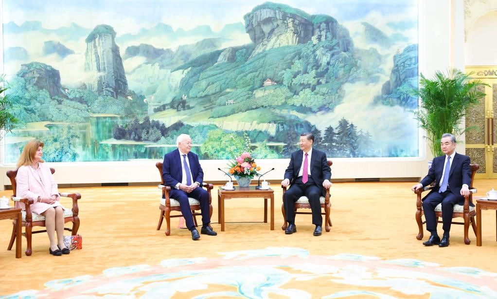 2024年4月8日，國(guó)家主席習(xí)近平在北京人民大會(huì)堂會(huì)見法國(guó)梅里?；饡?huì)主席梅里埃夫婦。新華社記者 黃敬文 攝