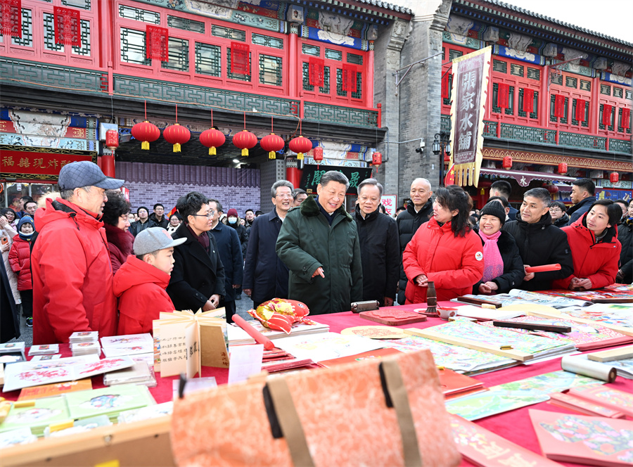 2024年2月1日下午，習(xí)近平在天津古文化街考察時，同店鋪員工和現(xiàn)場群眾互動交流。新華社記者 謝環(huán)馳 攝
