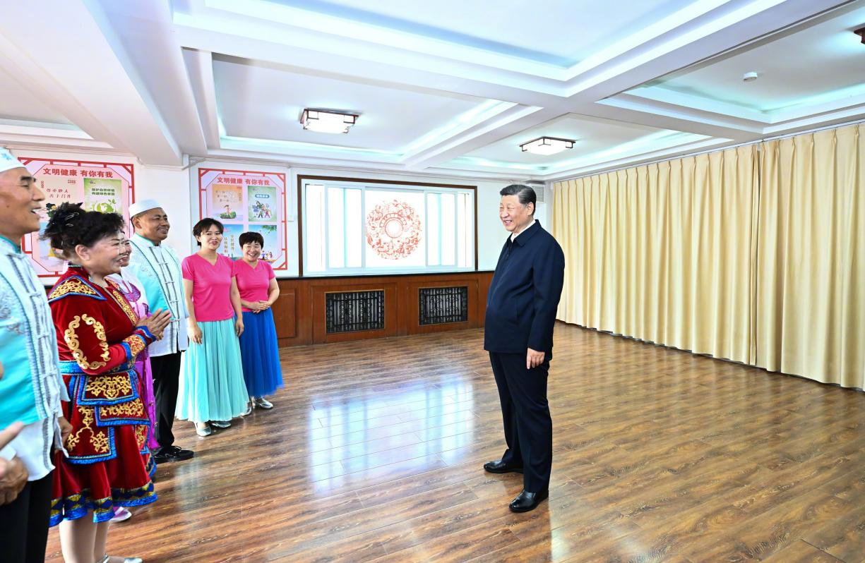 6月19日下午，習(xí)近平總書(shū)記在銀川市金鳳區(qū)長(zhǎng)城花園社區(qū)活動(dòng)室考察時(shí)，同社區(qū)居民親切交流。
