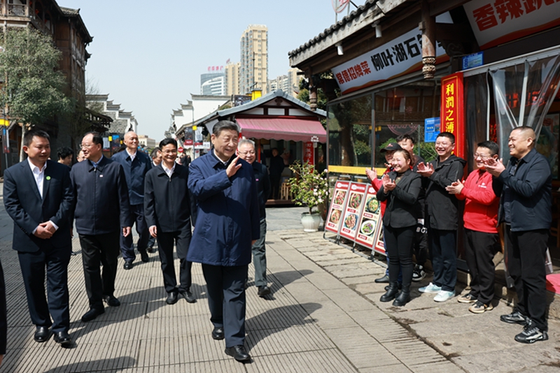 2024年3月19日上午，習(xí)近平在常德河街考察時，同店主和游客親切交流。新華社記者 王曄 攝