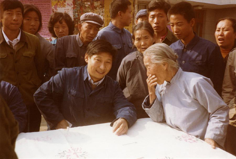 1983年，時任河北正定縣委書記的習(xí)近平（前排居中），臨時在大街上擺桌子聽取老百姓意見。
