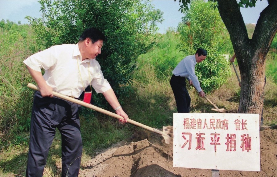 2001年10月，習(xí)近平在龍巖市長(zhǎng)汀縣調(diào)研水土流失治理工作，在河田世紀(jì)生態(tài)園為樹(shù)培土。圖源：《習(xí)近平在福建（下）》