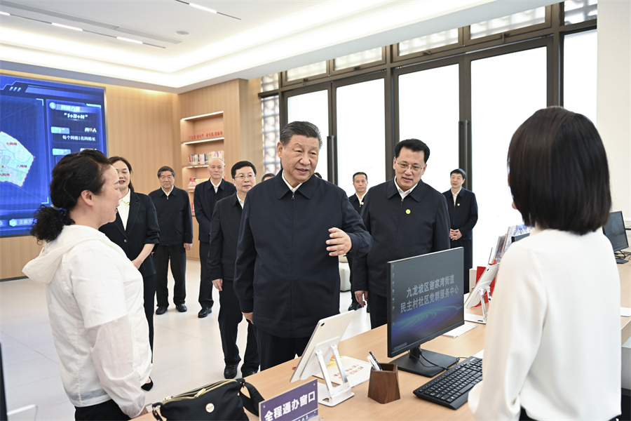 2024年4月22日至24日，中共中央總書記、國家主席、中央軍委主席習近平在重慶考察。這是22日下午，習近平在九龍坡區(qū)謝家灣街道民主村社區(qū)考察。新華社記者 謝環(huán)馳 攝