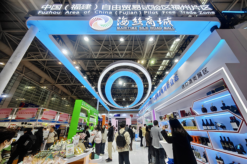 2024年3月18日，第四屆中國跨境電商交易會在福建福州開幕。展會聚焦“鏈接跨境全流域 共建電商新生態(tài)”，集聚全國80余個外貿產業(yè)帶的上千家供應鏈企業(yè)。
