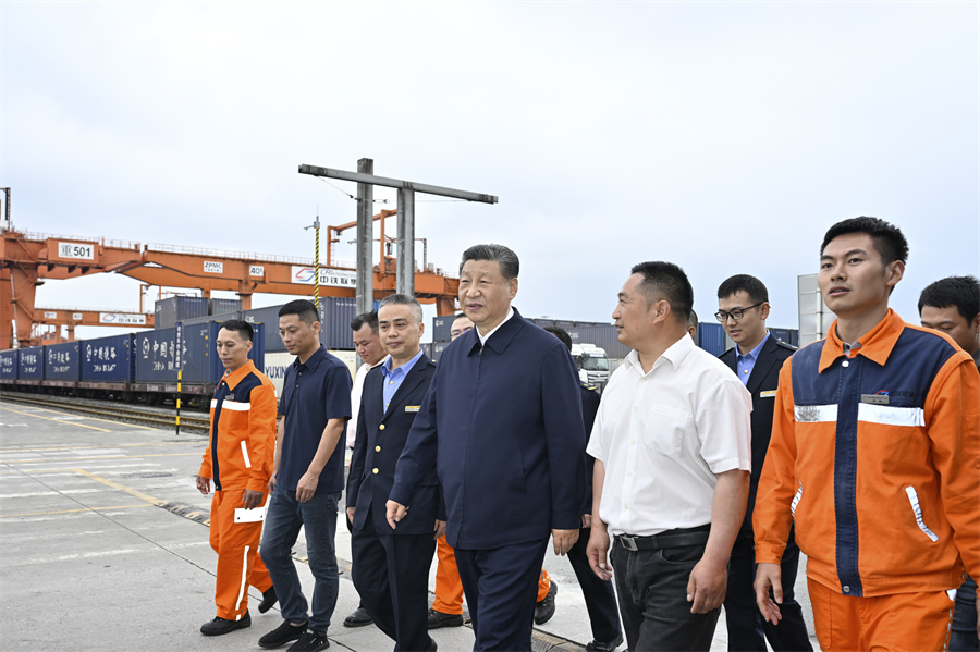 2024年4月22日至24日，中共中央總書記、國家主席、中央軍委主席習近平在重慶考察。這是22日下午，習近平在重慶國際物流樞紐園區(qū)重慶鐵路集裝箱中心站，同貨車司機、列車司機、裝卸工人、場站管理人員等親切交流。新華社記者 岳月偉 攝