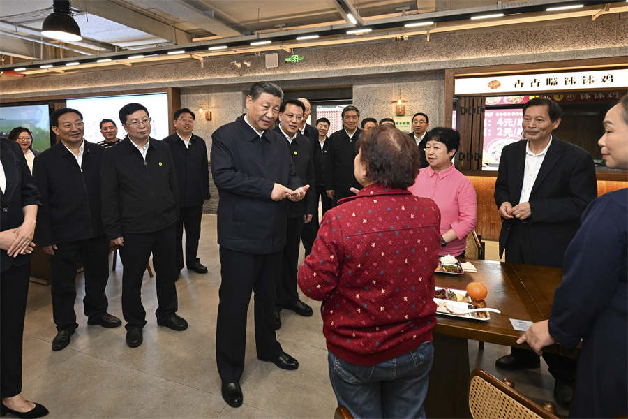 2024年4月22日下午，習(xí)近平在九龍坡區(qū)謝家灣街道民主村社區(qū)考察時(shí)，同正在社區(qū)食堂就餐的群眾親切交流。新華社記者 謝環(huán)馳 攝