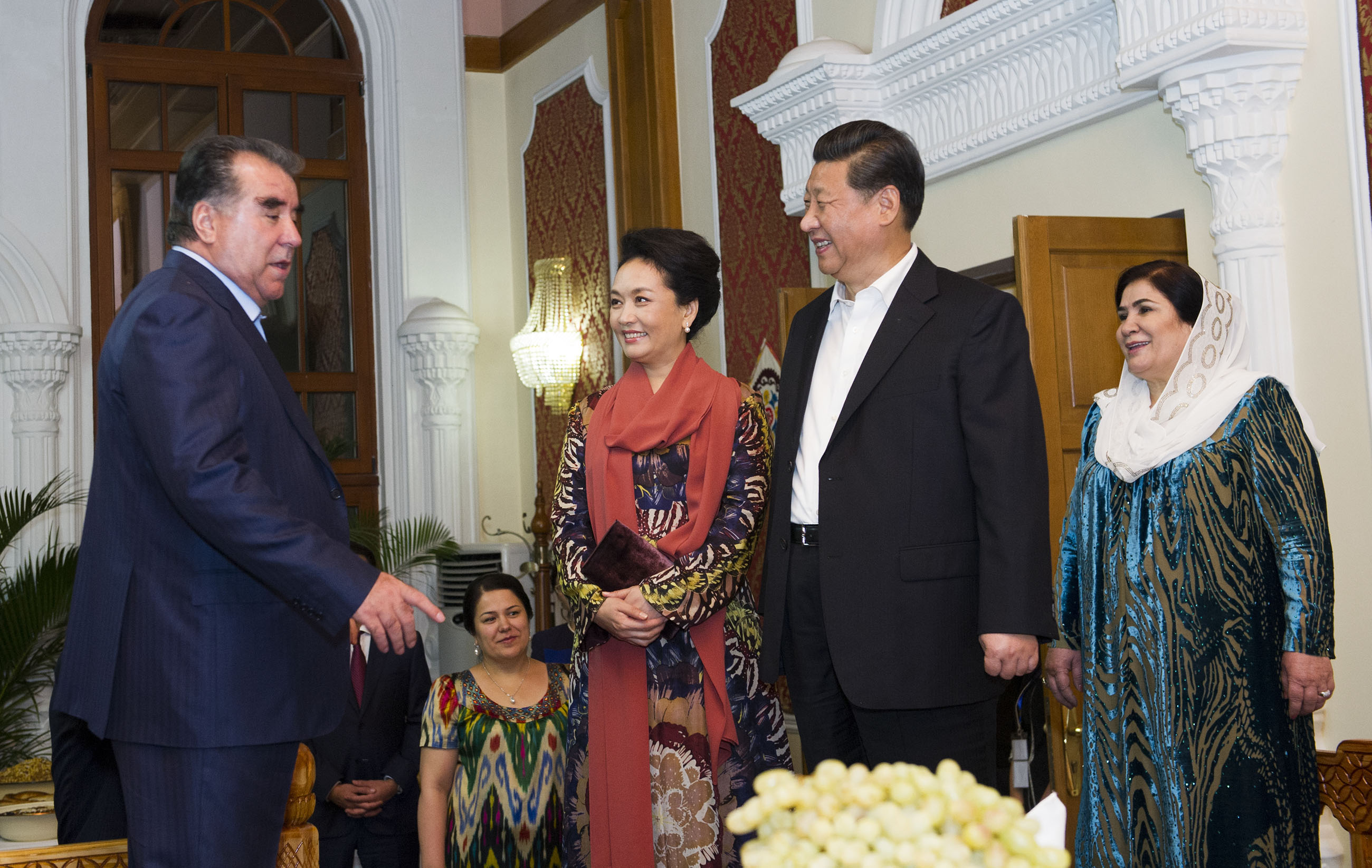 2014年9月12日，習近平主席在杜尚別出席塔吉克斯坦總統(tǒng)拉赫蒙舉行的家宴。這是習近平主席和夫人彭麗媛在拉赫蒙夫婦陪同下參觀總統(tǒng)官邸。