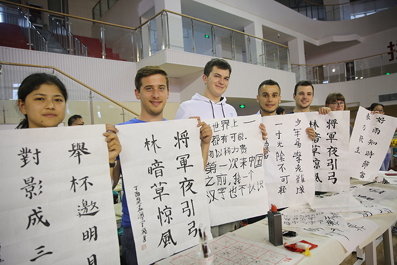 2017年6月5日，來自青島大學(xué)和中國(guó)石油大學(xué)（華東）的外國(guó)留學(xué)生在展示剛剛現(xiàn)場(chǎng)完成的書法作品。