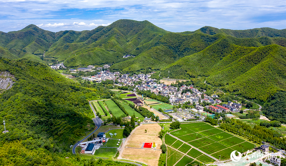 俯瞰余村全貌。人民網(wǎng) 章勇濤 攝