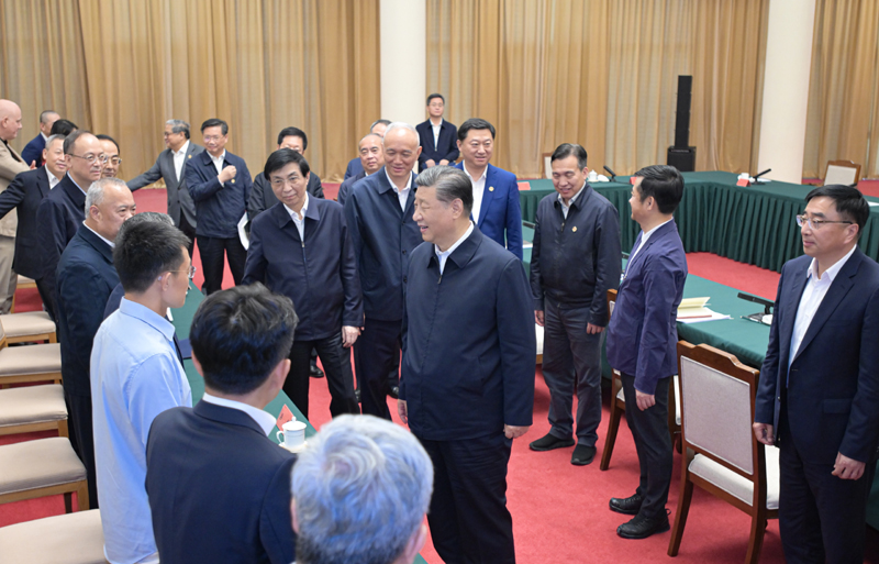 2024年5月23日，習(xí)近平總書記在山東省濟(jì)南市主持召開企業(yè)和專家座談會(huì)并發(fā)表重要講話。這是總書記同參會(huì)的企業(yè)和專家代表親切交流。