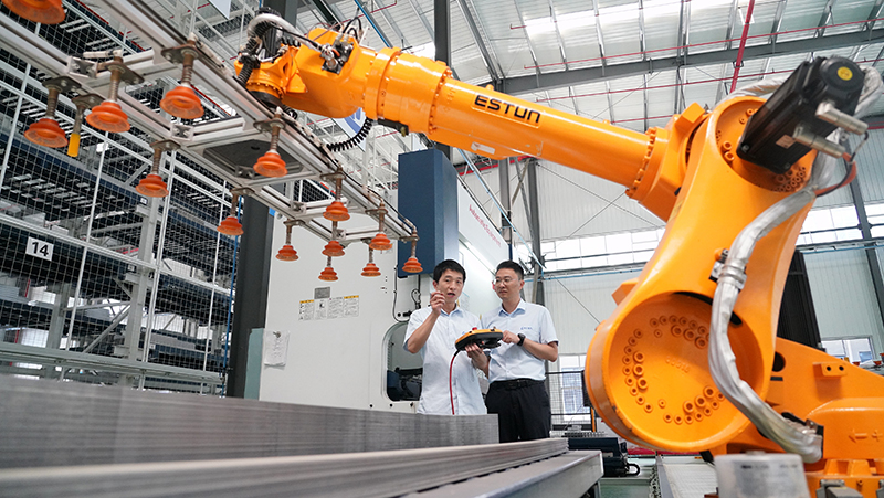 2023年8月26日，武漢，湖北長(zhǎng)江電氣有限公司智能車間，工作人員正在操作智能機(jī)械臂。