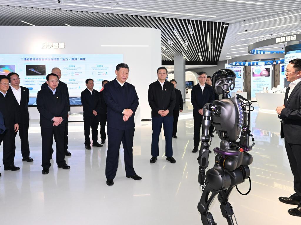 2023年11月28日下午，習(xí)近平在浦東新區(qū)張江科學(xué)城參觀上海科技創(chuàng)新成果展。新華社記者 謝環(huán)馳 攝