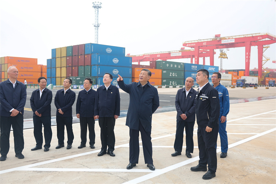 2024年5月22日至24日，中共中央總書記、國家主席、中央軍委主席習近平在山東考察。這是22日下午，習近平在日照港察看全自動化集裝箱碼頭作業(yè)場景。新華社記者 鞠鵬 攝