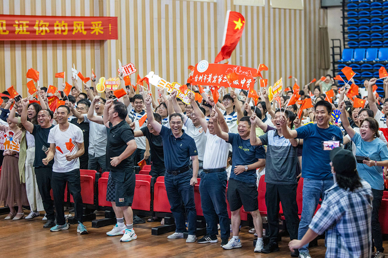 北京時間7月27日，2024年巴黎奧運(yùn)會首個比賽日，在射擊10米氣步槍混合團(tuán)體比賽中，中國選手黃雨婷/盛李豪獲得金牌。圖為黃雨婷的母校師生們通過收看奧運(yùn)直播的方式為她加油助威。