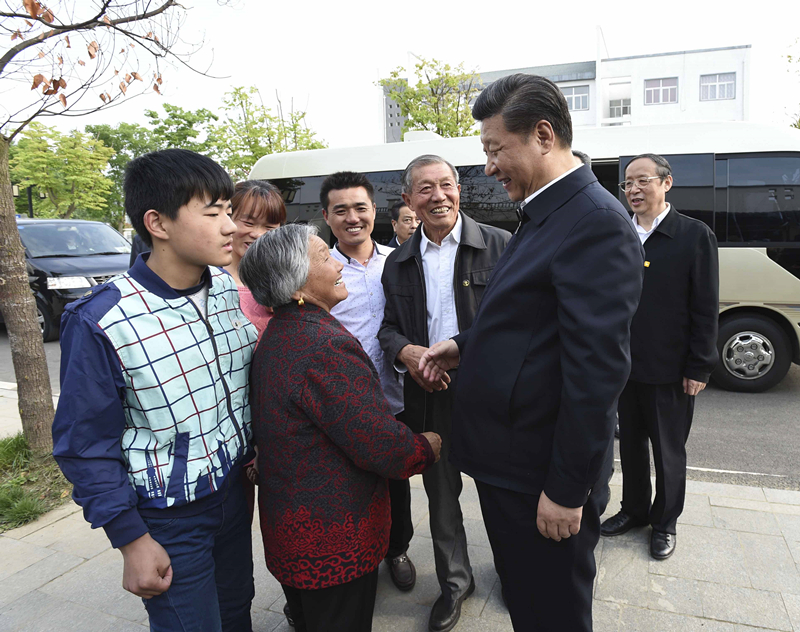 2016年4月25日，習(xí)近平在安徽省滁州市鳳陽(yáng)縣小崗村看望當(dāng)年大包干帶頭人嚴(yán)金昌（右三）一家。